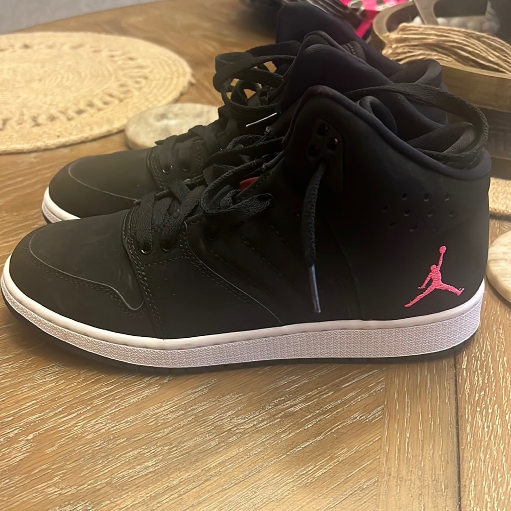 Air Jordan’s black size 6.5 youth like new